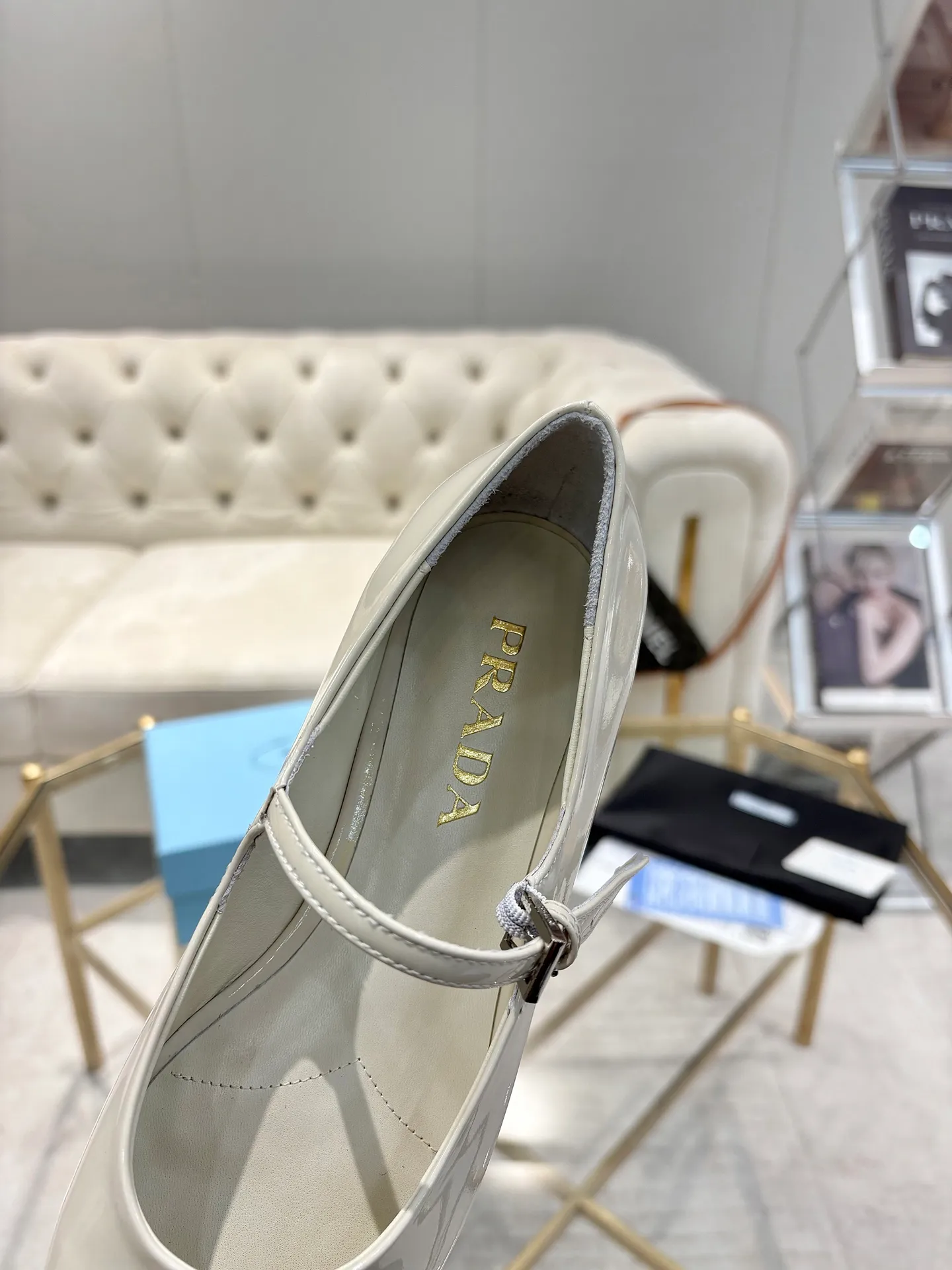 👟👟Ex-factory price 580👟👟 (imitation leather bottom-20) New arrival 👉Ready stock👈Remove the original board and make a 1:1 replica‼ ️ The highest version of Prada's early spring catwalk hot style 😘The latest spring style Retro Mary Jane series Genuine leather sole, simulated leather sole, a must-have for goddesses Super comfortable on the feet, reducing age 👉The upper is made of imported cowhide leather, comfortable and small square toe, retro and playful, lining + foot pads, imported sheepskin lining, breathable and comfortable (1.5 high small insert heel) ) Matched private model buckle (all original logos) Size 35M-39M (34 40 41 42 customized, non-returnable and non-exchangeable)